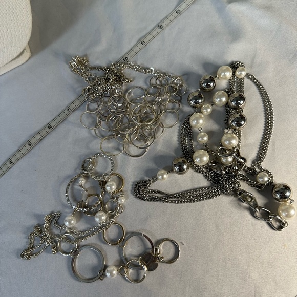 Three silvertone circle and pearl bead necklaces - Picture 8 of 8